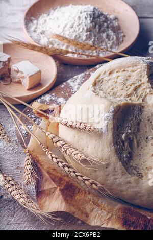 Fermentiertes Brot mit Ähren aus Weizen, Mehl und Hefe. Traditionelles gastronomisches Konzept Stockfoto