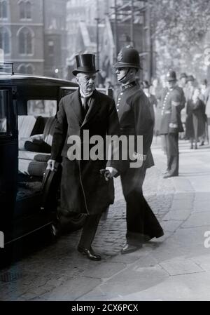 LONDON: Neville Chamberlain, britischer Premierminister (1869-1940), kommt 1937/1938 in Westminster Abbey in London an Stockfoto