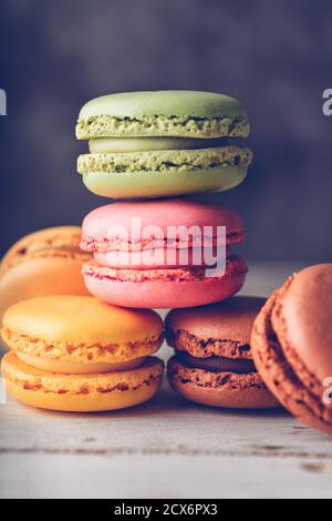 Verschiedene Geschmacksrichtungen von Macarrons, süßes Französisch Stockfoto