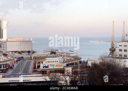 Blick auf den Hafen von Odessa, während ein Schiff wegfährt Stockfoto