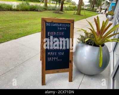 Orlando, FL/USA-9/29/20: Ein Schild auf dem Bürgersteig vor dem Neighborhood Barre Übungsstudio, das sagt Übung gibt Ihnen Endorphine, Stockfoto