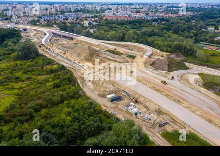 Luftaufnahme von oben auf der Straße Baustelle. Bau der neuen Stadt Autobahn. Drohne Bild. Neue Straße Baustelle Stockfoto