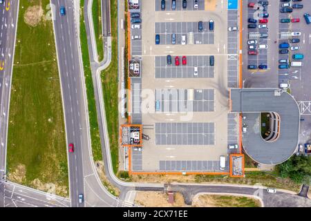 Luftaufnahme von oben auf der Straße Baustelle. Bau der neuen Stadt Autobahn. Drohne Bild. Neue Straße Baustelle Stockfoto