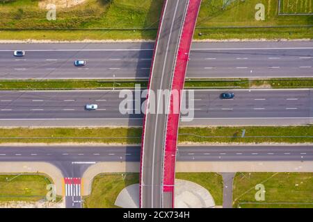 Luftaufnahme der Brücke Straße Autoverkehr von vielen Autos, Transportkonzept Stockfoto