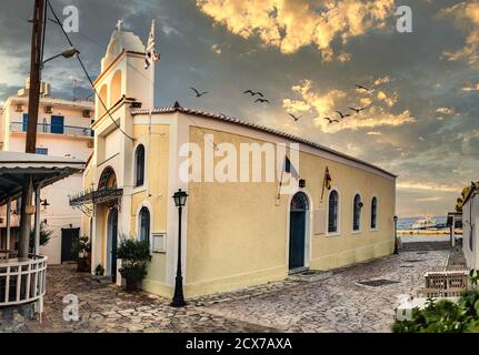 Die orthodoxe Kirche Agios Antonios befindet sich neben dem Hafen auf der Insel Spetses, Griechenland Stockfoto