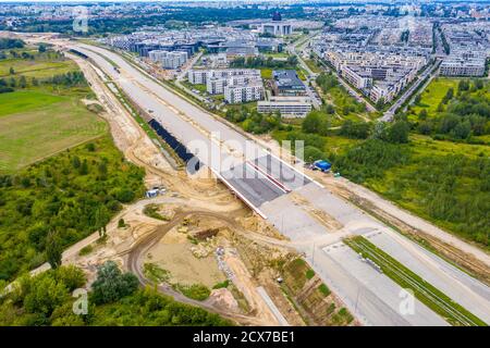 Luftaufnahme von oben auf der Straße Baustelle. Bau der neuen Stadt Autobahn. Drohne Bild. Neue Straße Baustelle Stockfoto