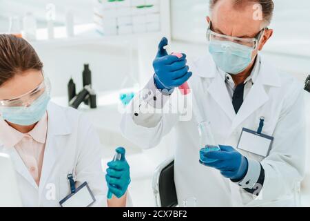 Nahaufnahme. Forscher arbeiten mit Tests im Labor. Stockfoto