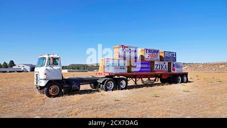 Republikanische Wahlkampfschilder, darunter eines für Donald Trump, sind auf einem Feld im Zentrum von Oregon in der Nähe der Stadt Redmond, Oregon, ausgestellt. 2020. Stockfoto