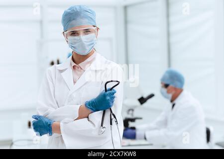 Seriöse Frau Arzt mit einem Stethoskop in einem medizinischen Labor stehen. Stockfoto