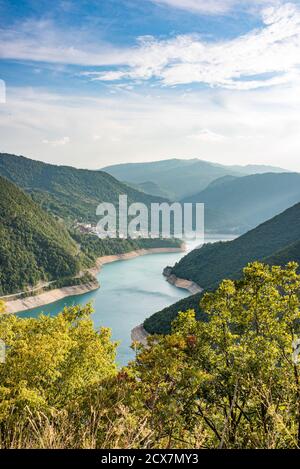 See Piva oder Pivsko jezero künstlichen See, Montenegro. Blick auf Pluzine Stadt von der Spitze der Serpentine Straße. Stockfoto