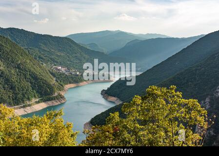 See Piva oder Pivsko jezero künstlichen See Ergebnis des Baus Mratinje Staudamm auf dem Fluss Piva, Montenegro. Blick auf Pluzine Stadt von der Spitze der Serpentine Straße. Stockfoto