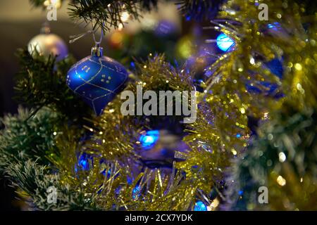 Hängender Weihnachtsschmuck. Festliche Dekorationen auf einem Weihnachtsbaum. Stockfoto