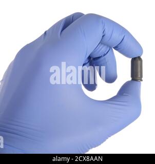Leere Patrone in den Fingern auf weißem Hintergrund Stockfoto