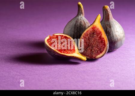 Feigen Nahaufnahme auf violettem Hintergrund Stockfoto