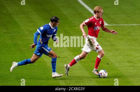 Charlton Athletic's George Lapslie , (rechts) wird von Brighton und Hove Albion's Stefan Vukoje während des EFL Trophy Spiels im Valley, London, verfolgt. Stockfoto