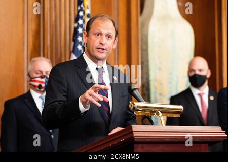 Der US-Repräsentant Andy Barr (R-KY) spricht auf einer Pressekonferenz, auf der die Republikaner im Repräsentantenhaus ihren Bericht der China Task Force vorstellten. Stockfoto