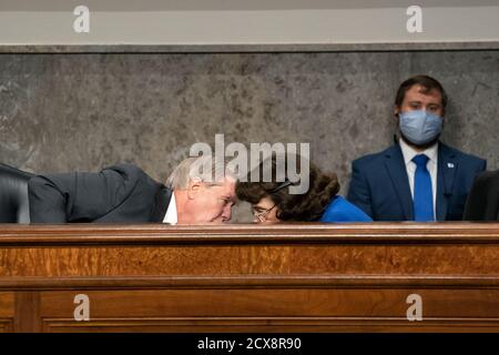 Senatorin der Vereinigten Staaten, Lindsey Graham (Republikaner von South Carolina), Vorsitzende des Justizausschusses des US-Senats und Vorsitzende des Justizausschusses des Senats, links, spricht am Mittwoch, den 30. September 2020, bei einer Anhörung in Washington, DC, USA, mit der US-Senatorin Dianne Feinstein (Demokratin von Kalifornien), Mitglied des Rankings, Justizausschusses des US-Senats, Mitte. Der Ausschuss untersucht das Federal Bureau of Investigations Untersuchung der Trump-Kampagne 2016 und russische Wahleinmischung. Quelle: Stefani Reynolds/Pool via CNP /MediaPunch Stockfoto