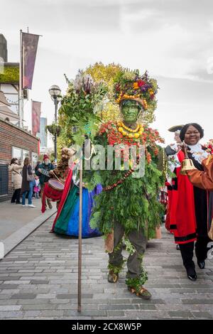 Oktober viel herbstliche Prozession, angeführt von Berry man mit dem Bürgermeister von Southwark. Bankside, London, England, GB, Großbritannien Stockfoto