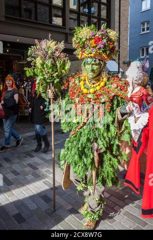 Oktober viel herbstliche Prozession, angeführt von Berry man. Bankside, London, England, GB, Großbritannien Stockfoto