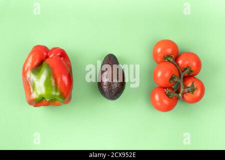 Kreatives Layout aus Pfeffer, Avocado und Tomaten. Flach liegend. Food-Konzept. Stockfoto
