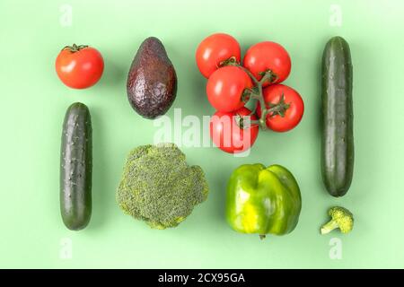 Kreatives Layout aus Pfeffer, Avocado, Gurke, Brokkoli und Tomaten. Flach liegend, Draufsicht. Stockfoto