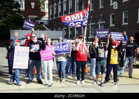 Greensburg, Usa. September 2020. Unterstützer von Präsident Donald Trump versammeln sich gegenüber von Biden-Anhängern, die auf die Ankunft des ehemaligen Vizepräsidenten und demokratischen Kandidaten Joe Biden vor dem Greensburger Depot warten, dem Ort einer Station auf der 'Build Back Better'-Zugtour durch Ohio und Pennsylvania am Mittwoch, den 30. September, 2020 in Greensburg, Pennsylvania. Foto von Archie Carpenter/UPI Kredit: UPI/Alamy Live News Stockfoto