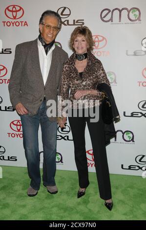 Jane Fonda & Richard Perry kommen bei den Environmental Media Association Awards 2010, Warner Bros. Studios, Burbank, CA, 16. Oktober 2010 Stockfoto