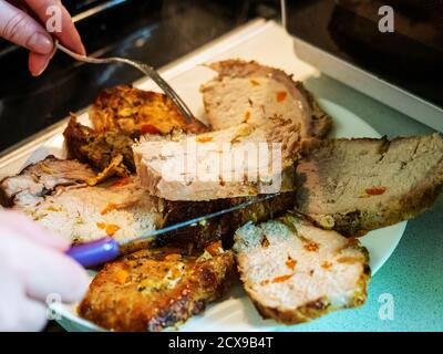 Appetitliches Fleisch gefüllt mit Karotten und Gewürzen und in Die Portionen legen auf den Teller Stockfoto