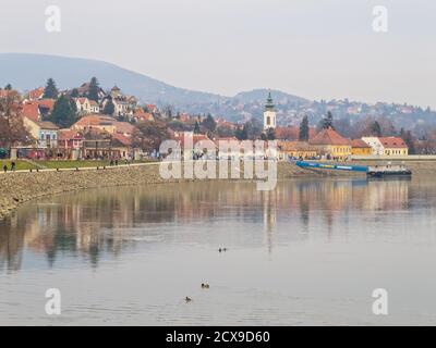 Szentendre ist eine hübsche Stadt am Fluss, direkt an der Donau nördlich von Budapest - Szentendre, Ungarn Stockfoto