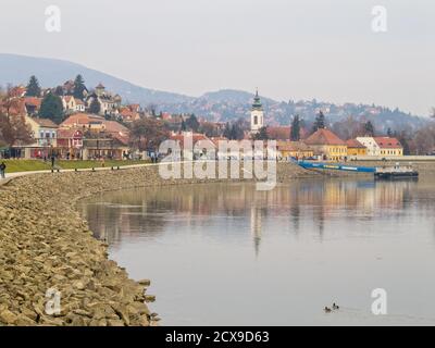 Szentendre ist eine hübsche Stadt am Fluss, direkt an der Donau nördlich von Budapest - Szentendre, Ungarn Stockfoto