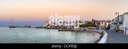 Panoramablick auf die Küste, Tavernen, Restaurants und alte Gebäude in Spetses, Griechenland. Stockfoto