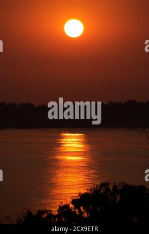 Farbenfroher Sonnenaufgang in Anchieta, Bundesstaat Espirito Santo, Brasilien Stockfoto