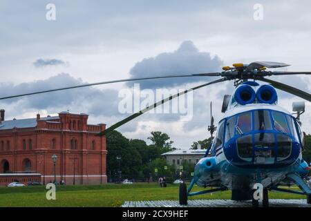 Ein großer blauer Hubschrauber steht in der Stadt, Stockfoto