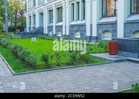 . Ein Platz mit Pflanzen vor dem Gebäude. Stockfoto