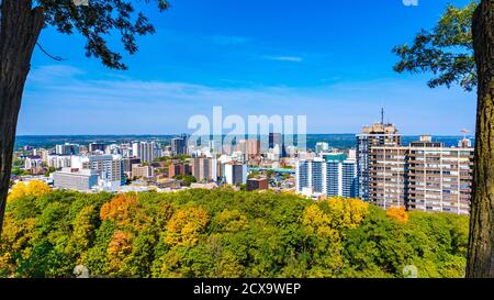Hamilton Skyline von Sam Lawrence Park zu Beginn des Herbstes, eine wunderschöne Szene mit blauem Himmel und wenigen weißen Wolken Stockfoto