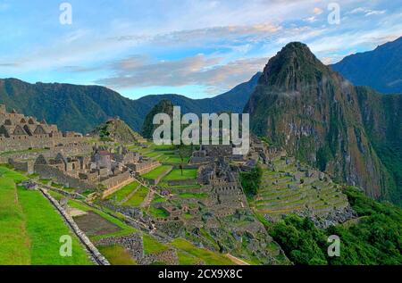 Panorama Machu Picchu, Peru. Berühmte antike Stadt des Inka-Reiches. Atemberaubende architektur der inkas. Grüne Terrassen. Blick auf den Berg Huayna Picchu. Anden. Stockfoto