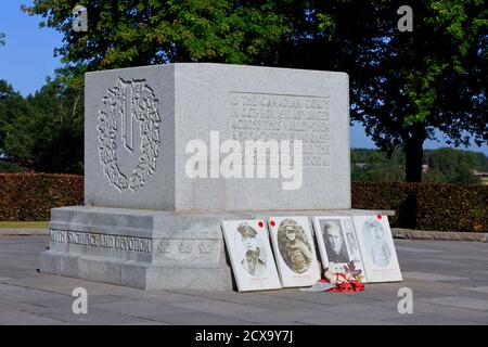 Gedenkstein am Passchendaele Canadian Memorial (Crest Farm) für die Aktionen des Kanadischen Korps in Passchendaele während des Ersten Weltkriegs Stockfoto