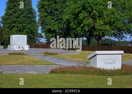 Gedenkstein am Passchendaele Canadian Memorial (Crest Farm) für die Aktionen des Kanadischen Korps in Passchendaele während des Ersten Weltkriegs Stockfoto