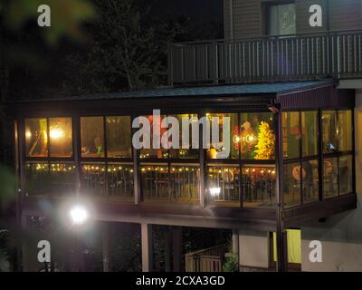 Sotschi, Russland - 13. Oktober 2019. Nachtfoto des Cafés auf der Veranda mit Panoramafenstern Stockfoto