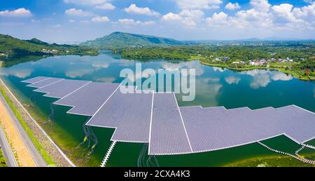 Luftaufnahme von schwimmenden Sonnenkollektoren oder Solarzellenplattform System auf dem See Stockfoto