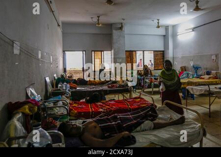 Das Dhaka Medical College Hospital kämpft darum, den Ansturm von Patienten fünfmal über seine Kapazität hinaus zu bewältigen. Als Ergebnis, Patienten und ihre Teilnehmer Stockfoto