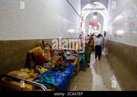 Das Dhaka Medical College Hospital kämpft darum, den Ansturm von Patienten fünfmal über seine Kapazität hinaus zu bewältigen. Als Ergebnis, Patienten und ihre Teilnehmer Stockfoto