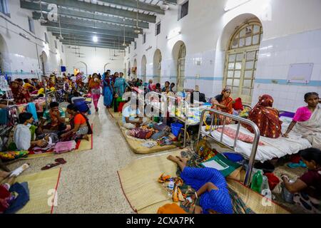 Das Dhaka Medical College Hospital kämpft darum, den Ansturm von Patienten fünfmal über seine Kapazität hinaus zu bewältigen. Als Ergebnis, Patienten und ihre Teilnehmer Stockfoto