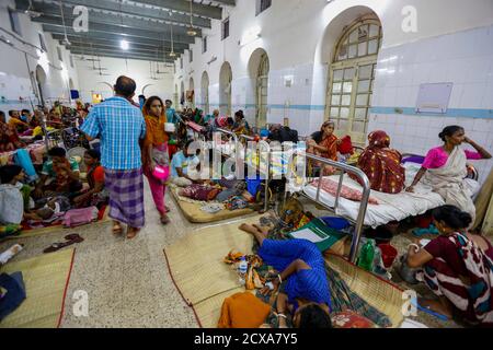 Das Dhaka Medical College Hospital kämpft darum, den Ansturm von Patienten fünfmal über seine Kapazität hinaus zu bewältigen. Als Ergebnis, Patienten und ihre Teilnehmer Stockfoto