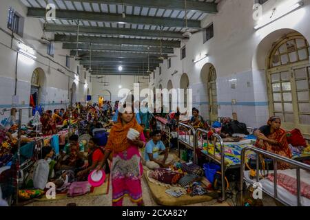 Das Dhaka Medical College Hospital kämpft darum, den Ansturm von Patienten fünfmal über seine Kapazität hinaus zu bewältigen. Als Ergebnis, Patienten und ihre Teilnehmer Stockfoto