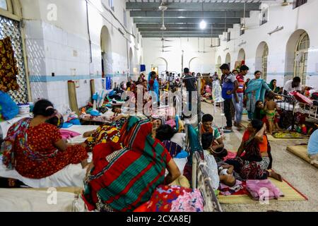 Das Dhaka Medical College Hospital kämpft darum, den Ansturm von Patienten fünfmal über seine Kapazität hinaus zu bewältigen. Als Ergebnis, Patienten und ihre Teilnehmer Stockfoto