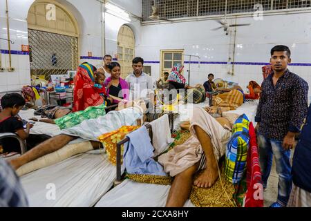 Das Dhaka Medical College Hospital kämpft darum, den Ansturm von Patienten fünfmal über seine Kapazität hinaus zu bewältigen. Als Ergebnis, Patienten und ihre Teilnehmer Stockfoto