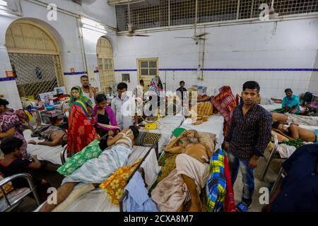 Das Dhaka Medical College Hospital kämpft darum, den Ansturm von Patienten fünfmal über seine Kapazität hinaus zu bewältigen. Als Ergebnis, Patienten und ihre Teilnehmer Stockfoto