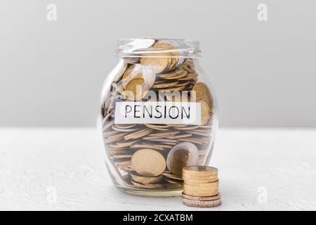 JAR mit Einsparungen auf dem Tisch. Konzept der Rente Stockfoto