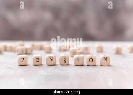 Würfel mit Wort PENSION auf grauem Hintergrund Stockfoto